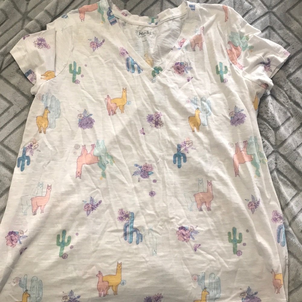 🎉NWOT llama tee